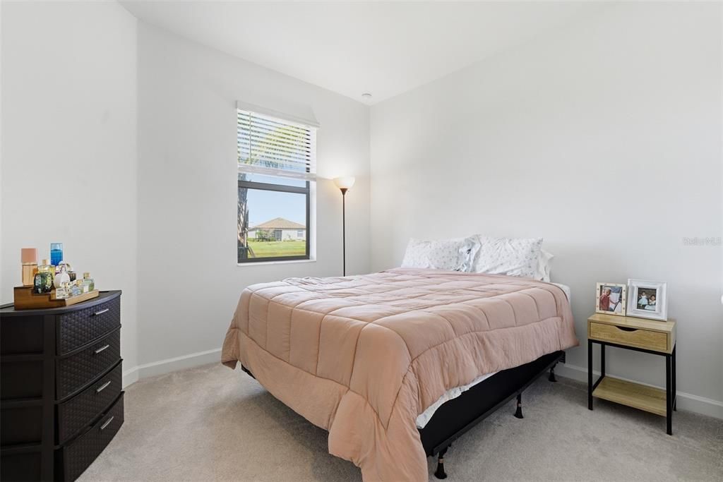 Activo con contrato: $410,000 (2 camas, 2 baños, 1557 Pies cuadrados)