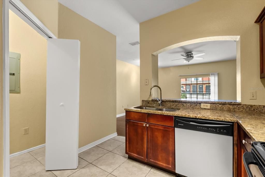 待售: $198,900 (2 贝兹, 2 浴室, 1242 平方英尺)