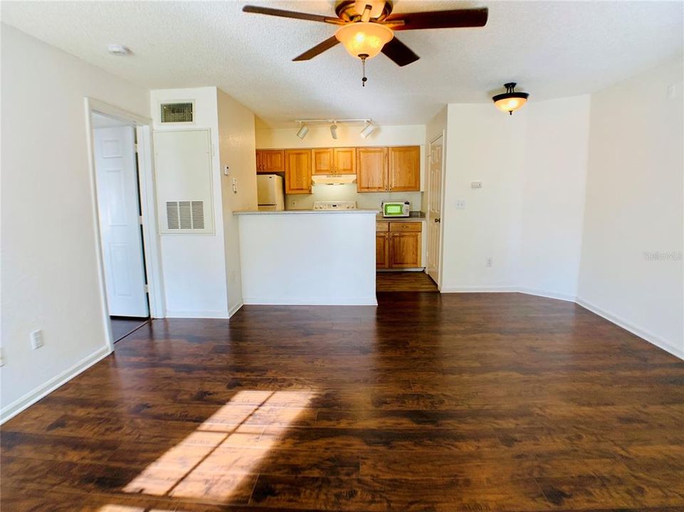 На продажу: $165,000 (2 спален, 2 ванн, 874 Квадратных фут)