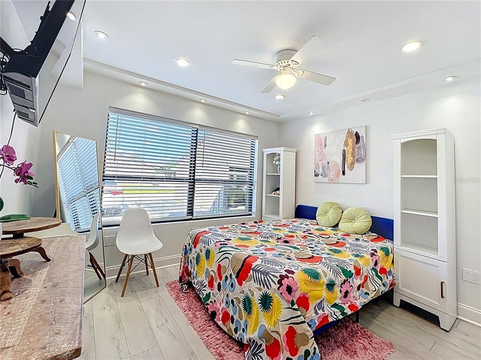 Active With Contract: $179,000 (2 beds, 2 baths, 1141 Square Feet)