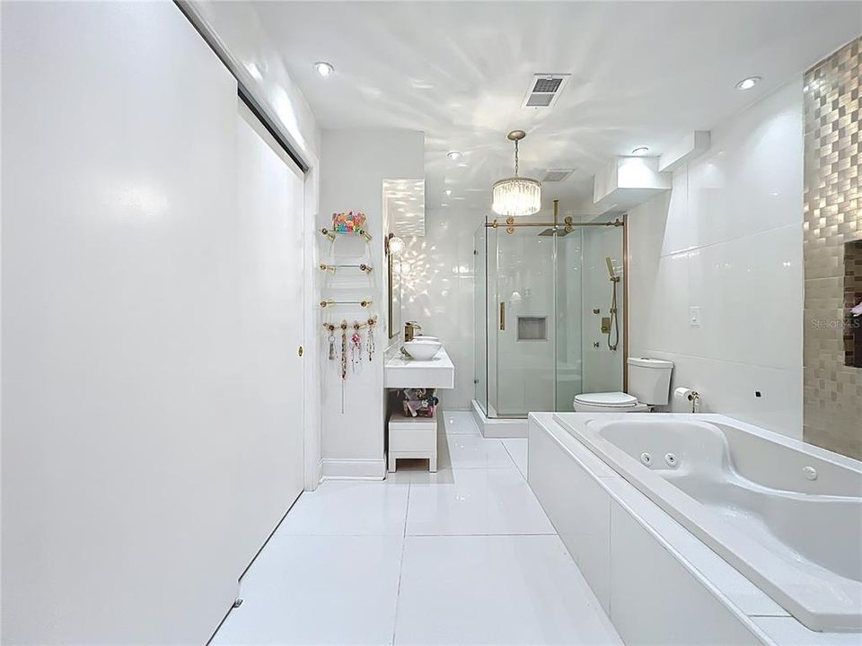 Active With Contract: $179,000 (2 beds, 2 baths, 1141 Square Feet)