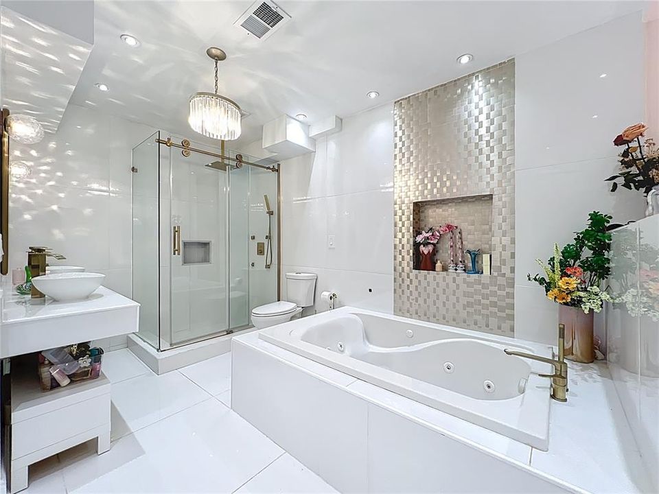 Active With Contract: $179,000 (2 beds, 2 baths, 1141 Square Feet)