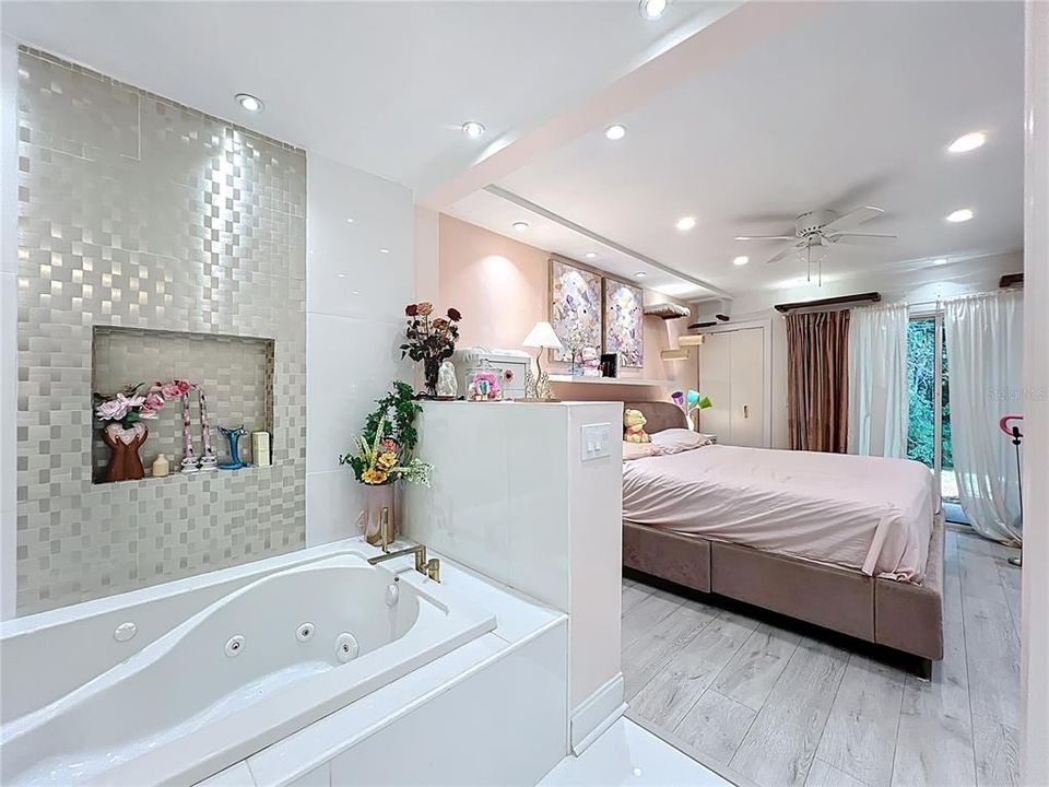 Active With Contract: $179,000 (2 beds, 2 baths, 1141 Square Feet)