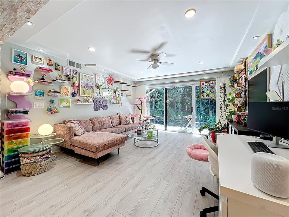 Active With Contract: $179,000 (2 beds, 2 baths, 1141 Square Feet)