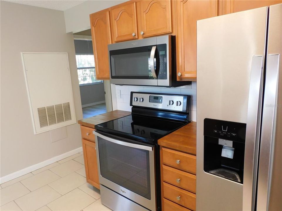 For Sale: $200,000 (3 beds, 2 baths, 1136 Square Feet)