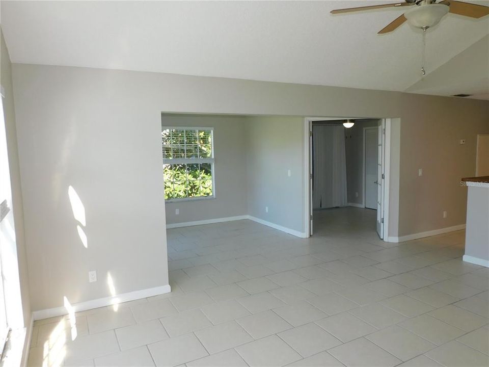 For Sale: $200,000 (3 beds, 2 baths, 1136 Square Feet)