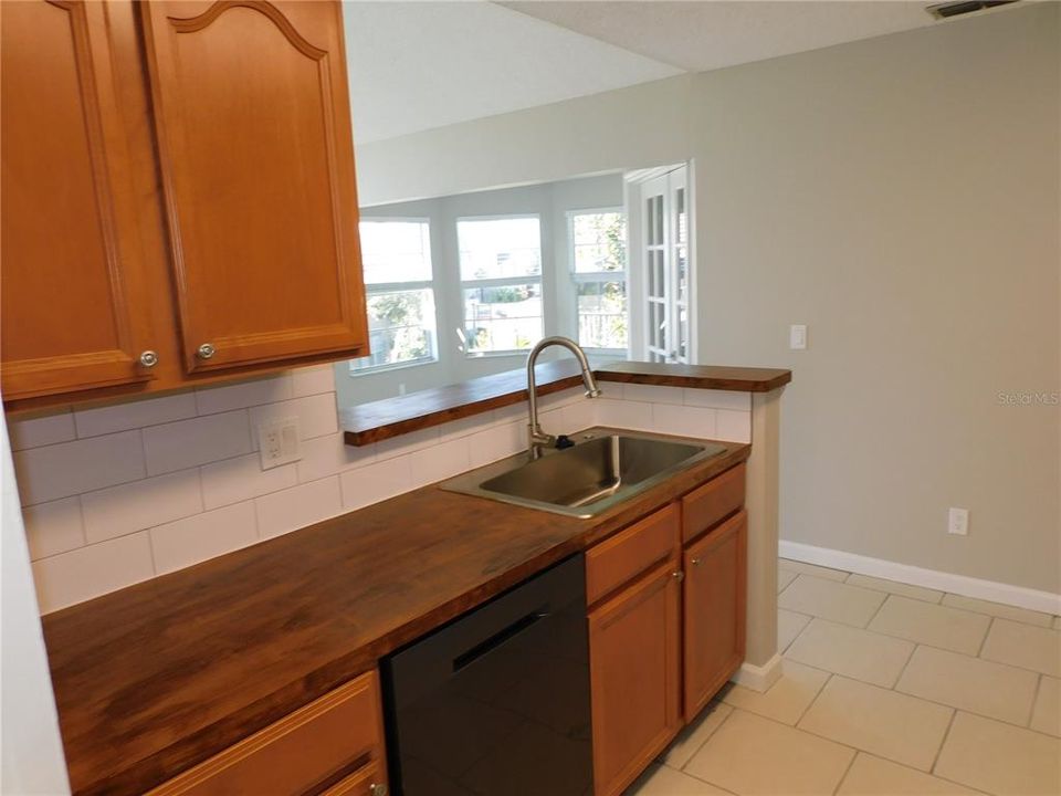 For Sale: $200,000 (3 beds, 2 baths, 1136 Square Feet)