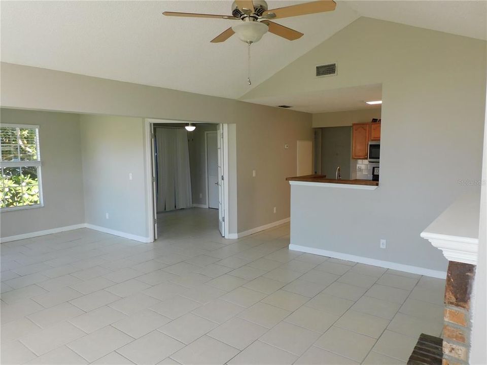 For Sale: $200,000 (3 beds, 2 baths, 1136 Square Feet)