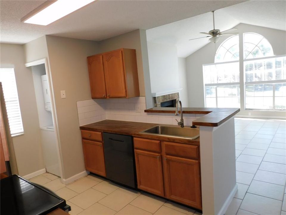 For Sale: $200,000 (3 beds, 2 baths, 1136 Square Feet)