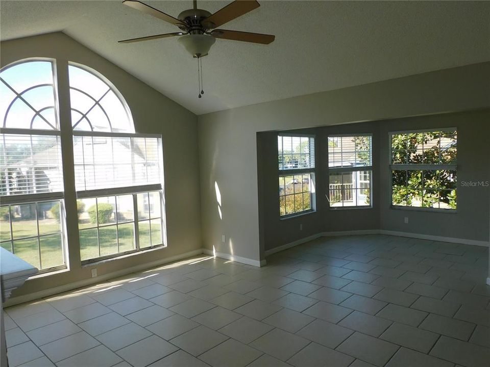 For Sale: $200,000 (3 beds, 2 baths, 1136 Square Feet)