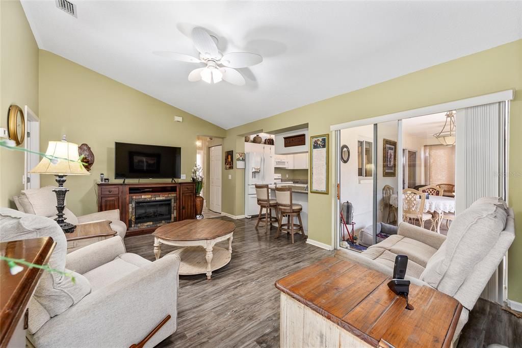 For Sale: $245,000 (2 beds, 2 baths, 1569 Square Feet)