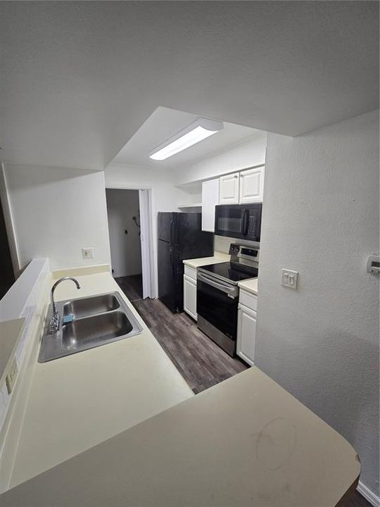 Под контрактом: $139,000 (1 спален, 1 ванн, 661 Квадратных фут)