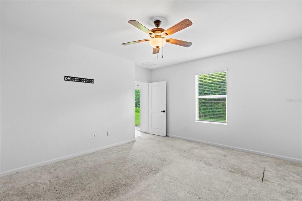 For Sale: $379,500 (5 beds, 2 baths, 2370 Square Feet)