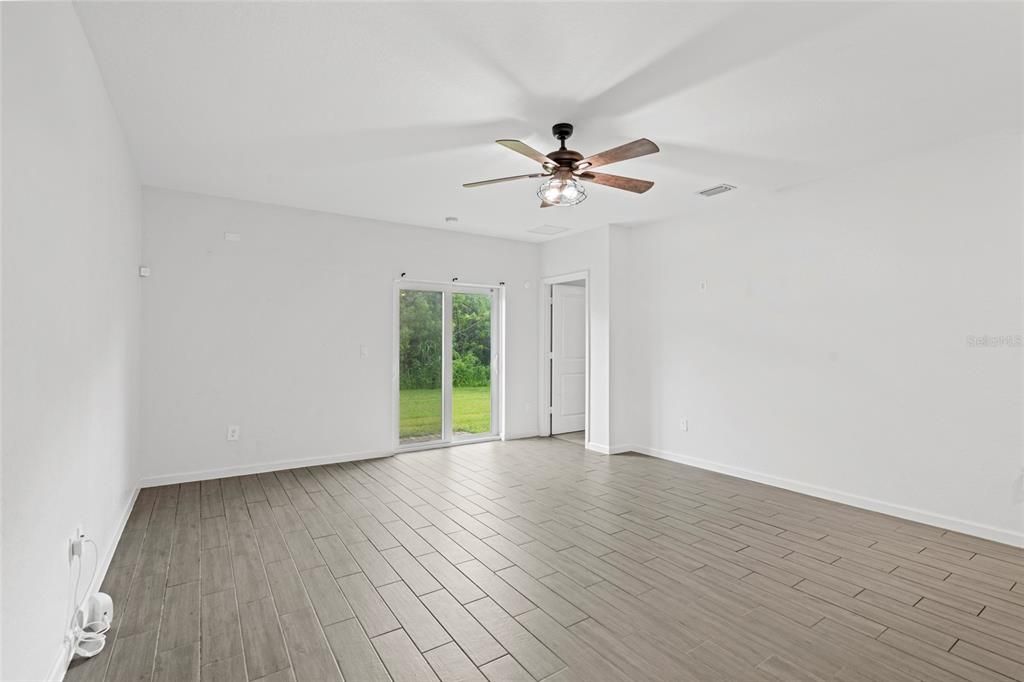 For Sale: $379,500 (5 beds, 2 baths, 2370 Square Feet)