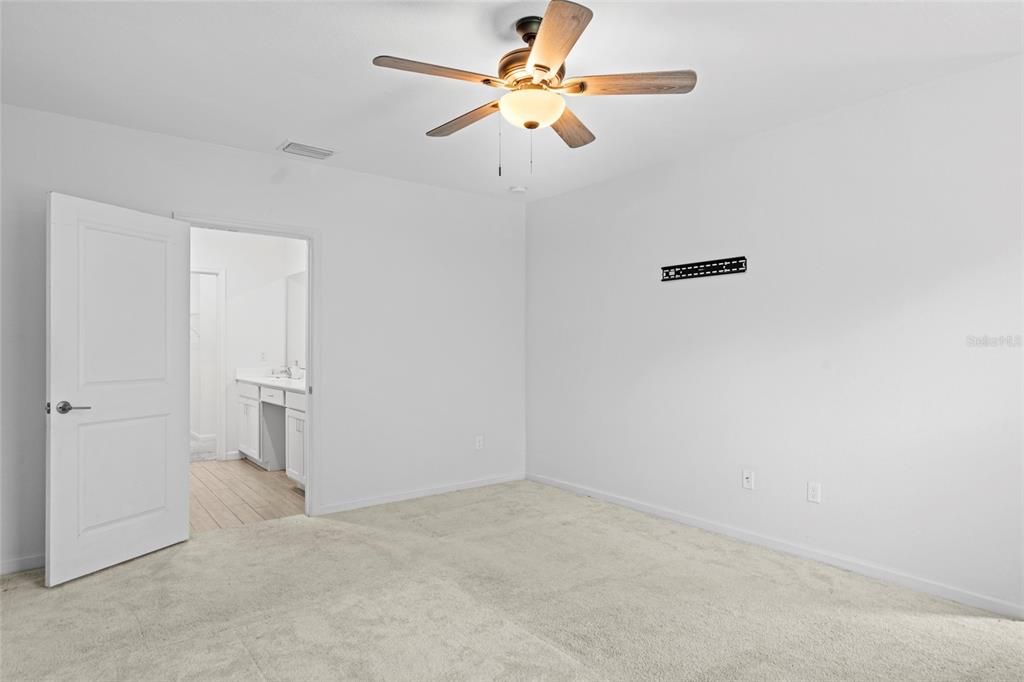 For Sale: $379,500 (5 beds, 2 baths, 2370 Square Feet)