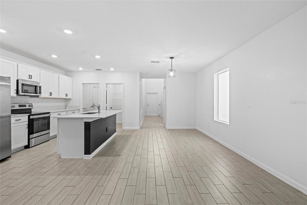 For Sale: $379,500 (5 beds, 2 baths, 2370 Square Feet)