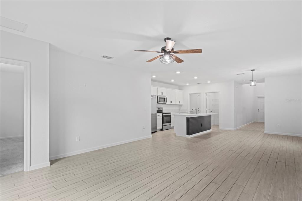 For Sale: $379,500 (5 beds, 2 baths, 2370 Square Feet)