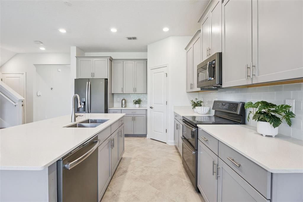 На продажу: $675,000 (5 спален, 3 ванн, 3295 Квадратных фут)