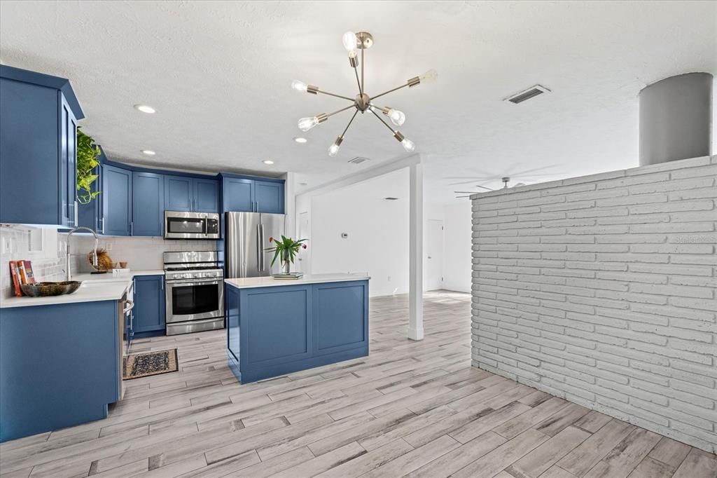 Под контрактом: $300,000 (3 спален, 2 ванн, 1384 Квадратных фут)