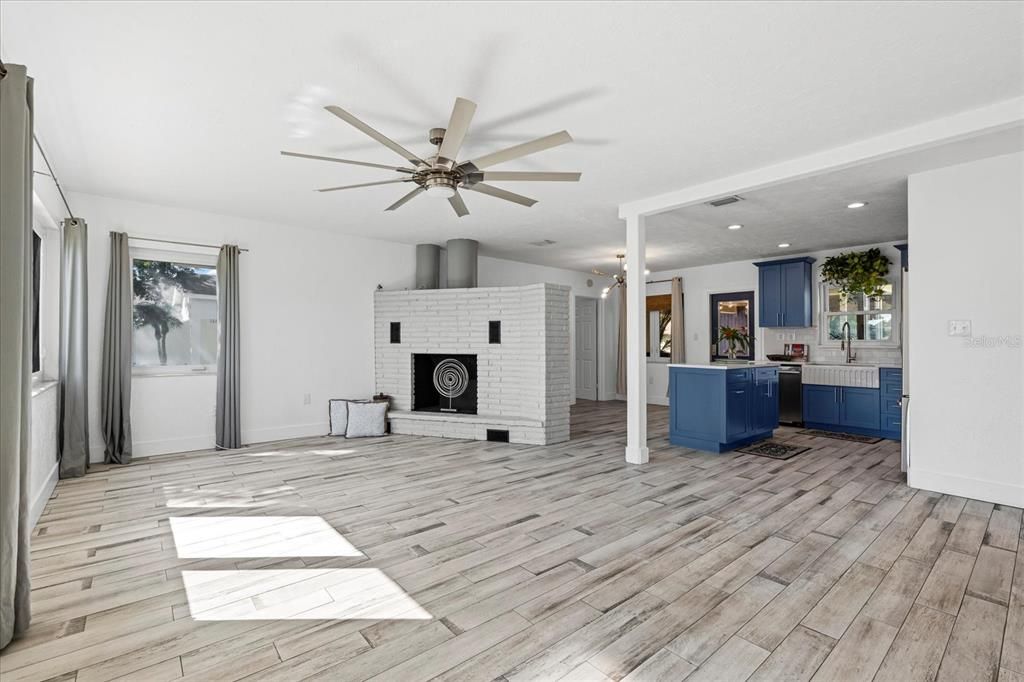 Под контрактом: $300,000 (3 спален, 2 ванн, 1384 Квадратных фут)