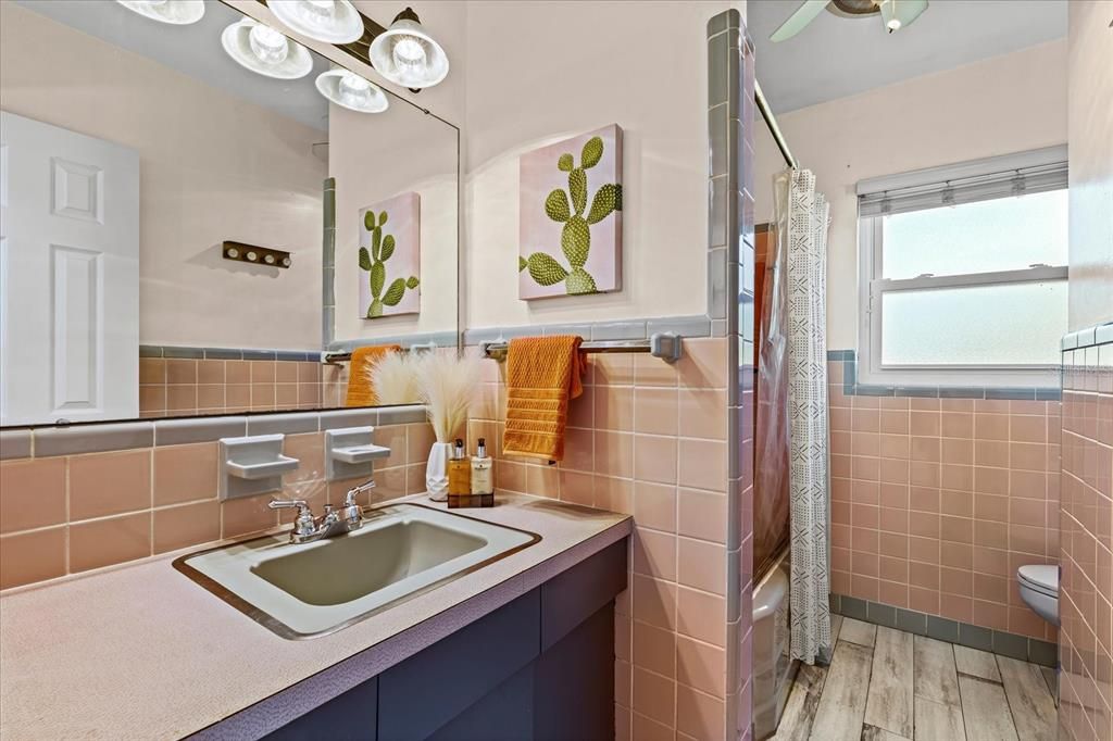 Под контрактом: $300,000 (3 спален, 2 ванн, 1384 Квадратных фут)