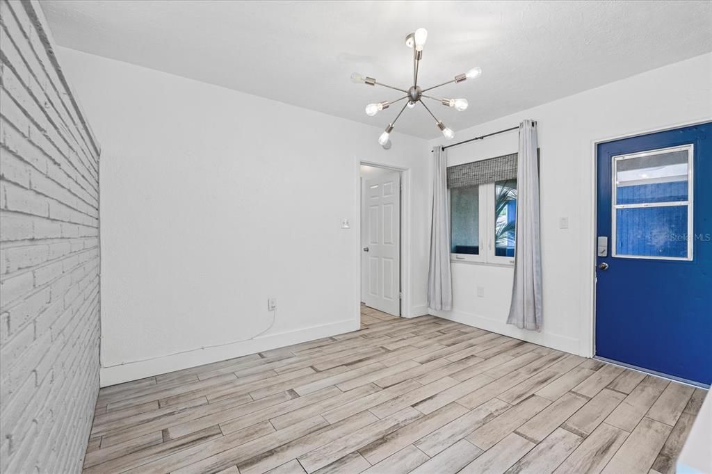 Под контрактом: $300,000 (3 спален, 2 ванн, 1384 Квадратных фут)