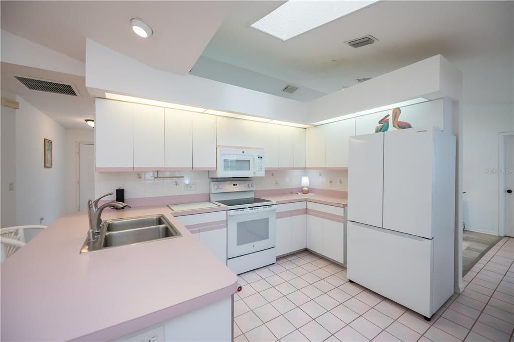 合同活跃: $349,900 (3 贝兹, 2 浴室, 2010 平方英尺)