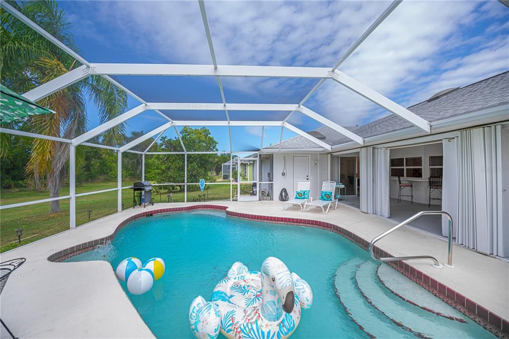 合同活跃: $349,900 (3 贝兹, 2 浴室, 2010 平方英尺)