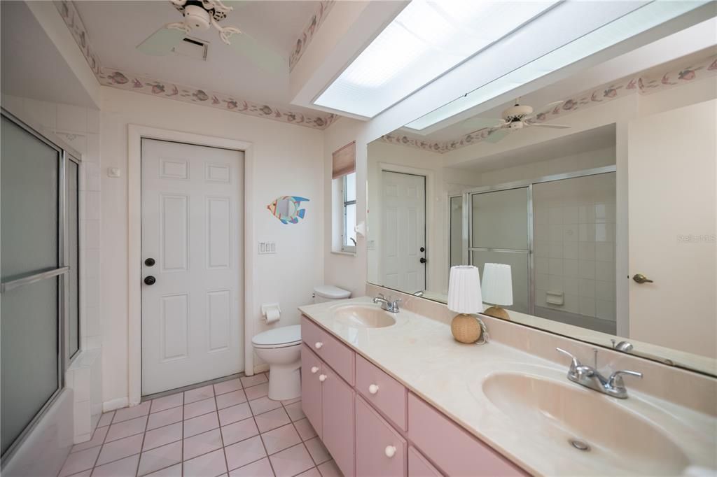 合同活跃: $349,900 (3 贝兹, 2 浴室, 2010 平方英尺)