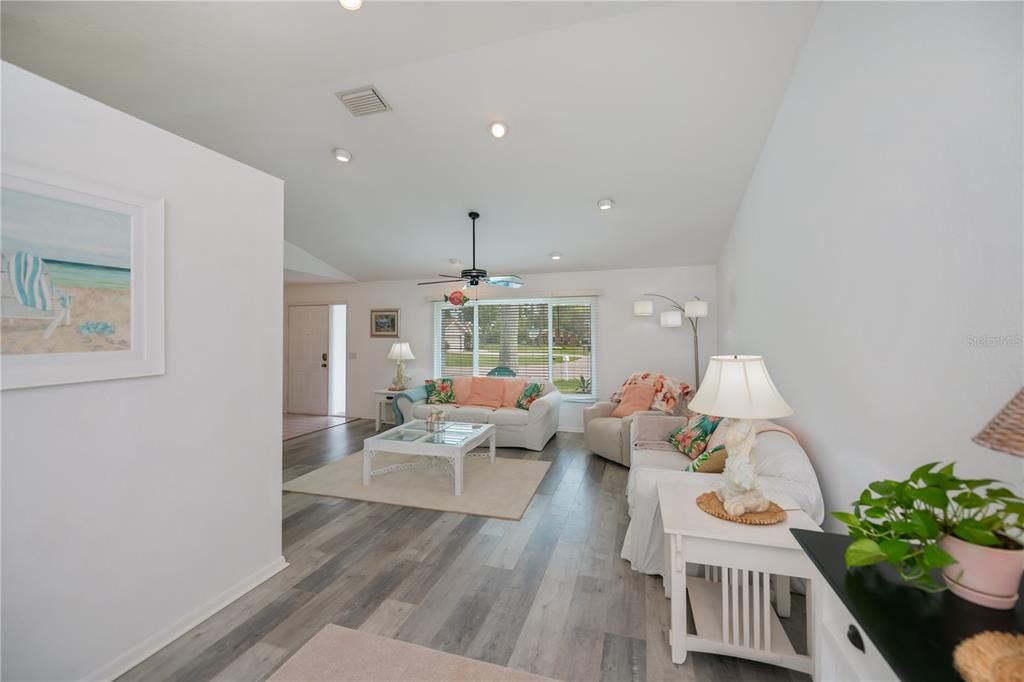 合同活跃: $349,900 (3 贝兹, 2 浴室, 2010 平方英尺)