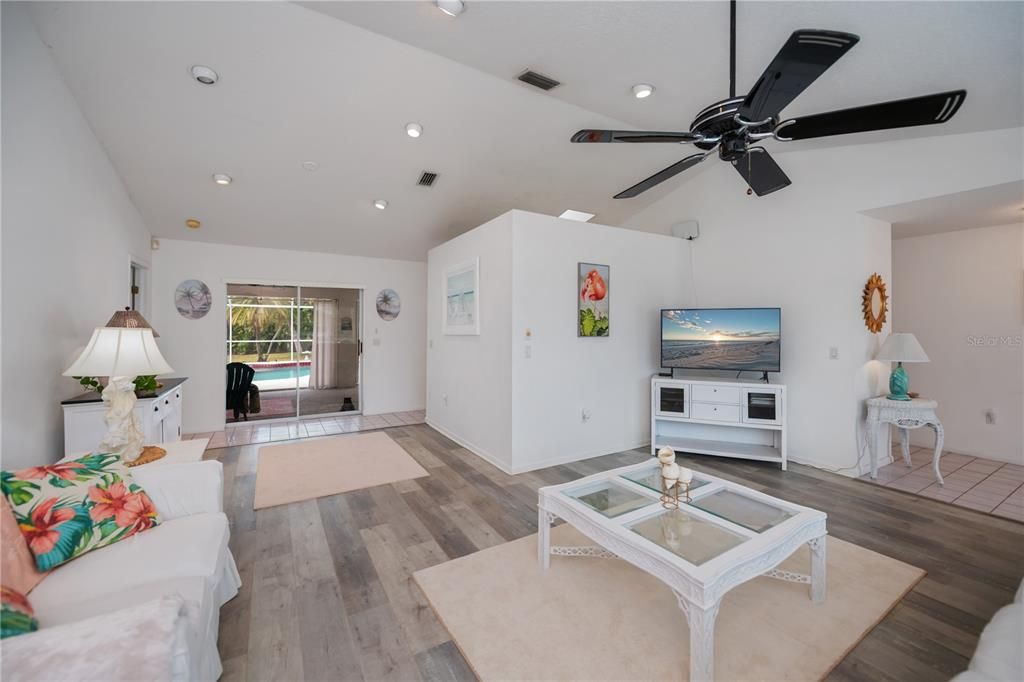 合同活跃: $349,900 (3 贝兹, 2 浴室, 2010 平方英尺)