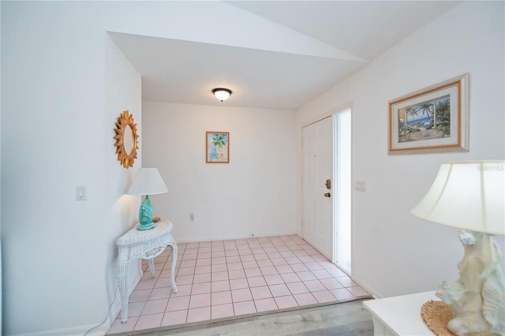 合同活跃: $349,900 (3 贝兹, 2 浴室, 2010 平方英尺)