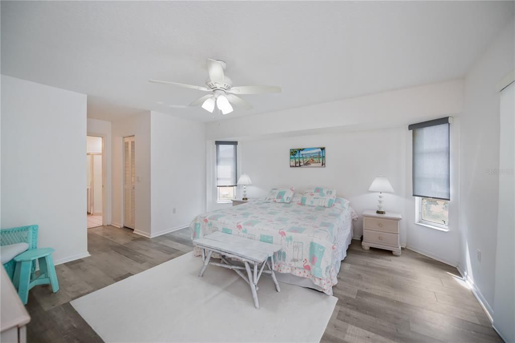 合同活跃: $349,900 (3 贝兹, 2 浴室, 2010 平方英尺)