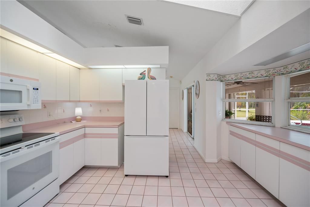 合同活跃: $349,900 (3 贝兹, 2 浴室, 2010 平方英尺)