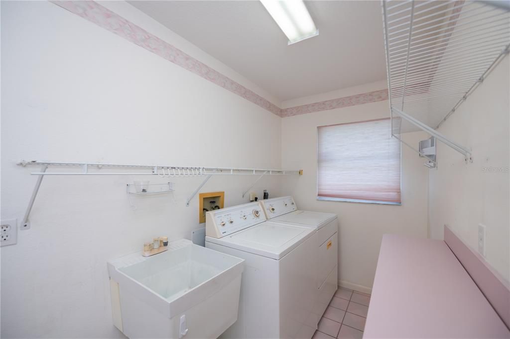 合同活跃: $349,900 (3 贝兹, 2 浴室, 2010 平方英尺)