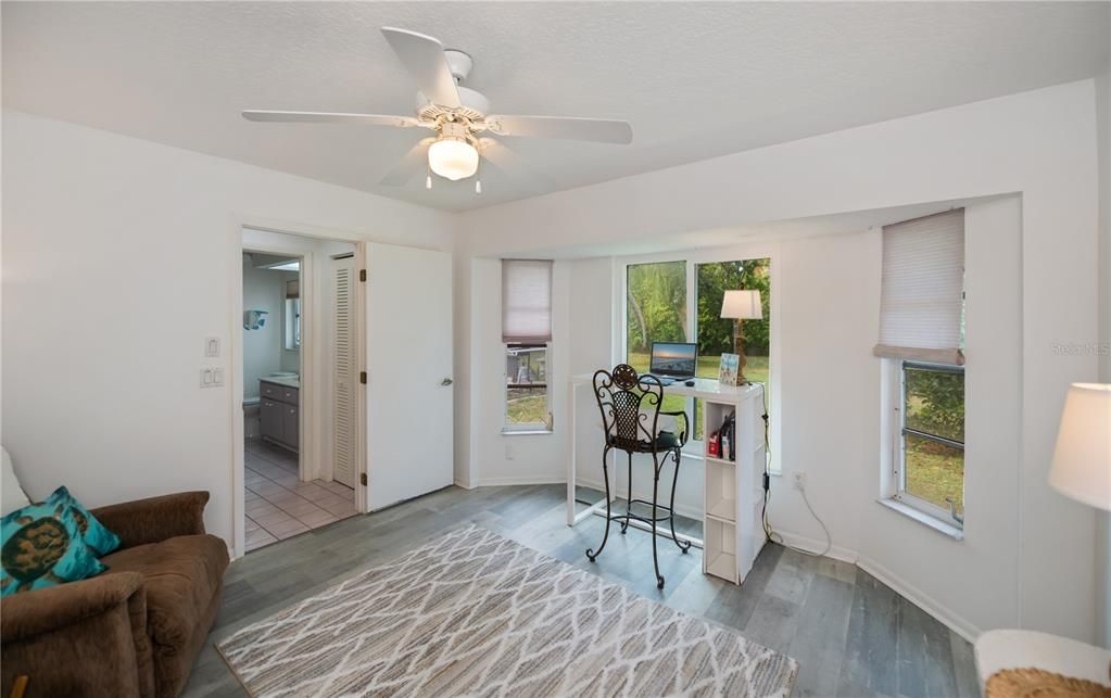 合同活跃: $349,900 (3 贝兹, 2 浴室, 2010 平方英尺)