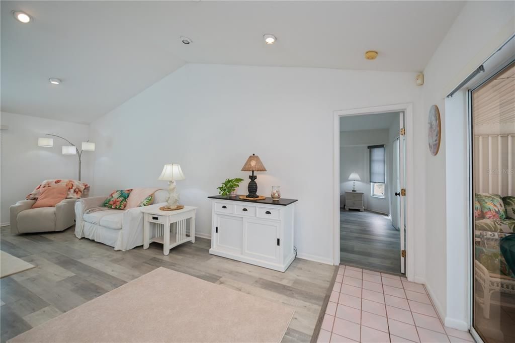 合同活跃: $349,900 (3 贝兹, 2 浴室, 2010 平方英尺)