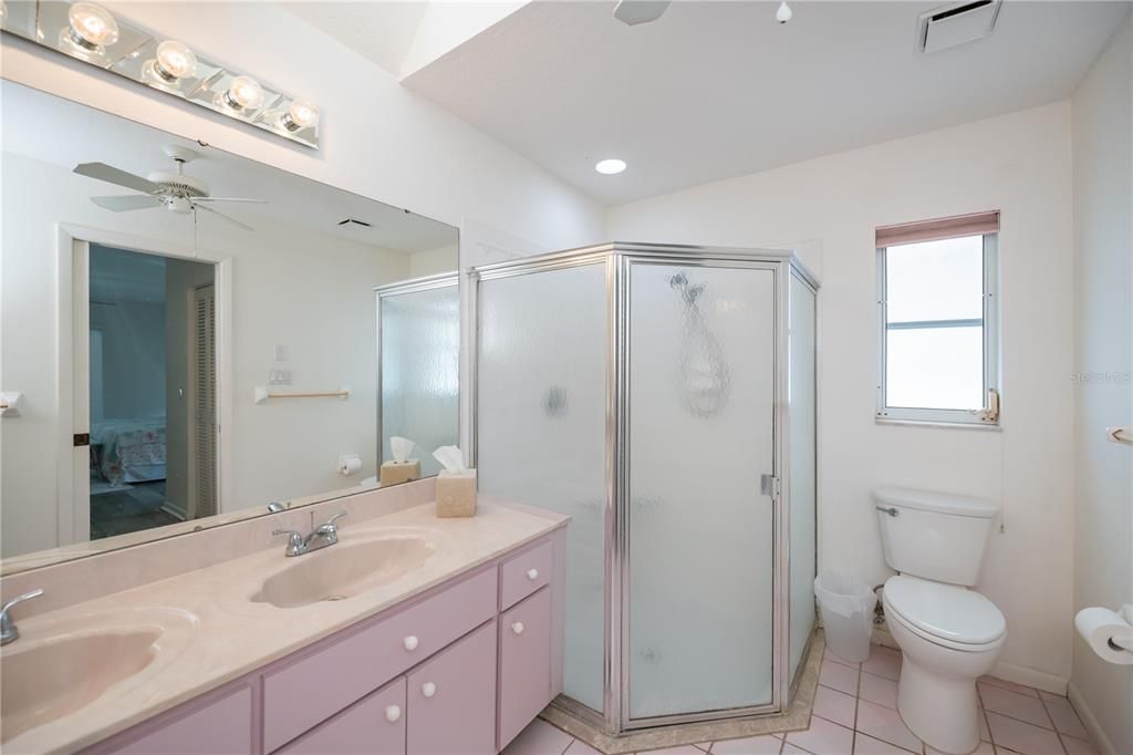 合同活跃: $349,900 (3 贝兹, 2 浴室, 2010 平方英尺)