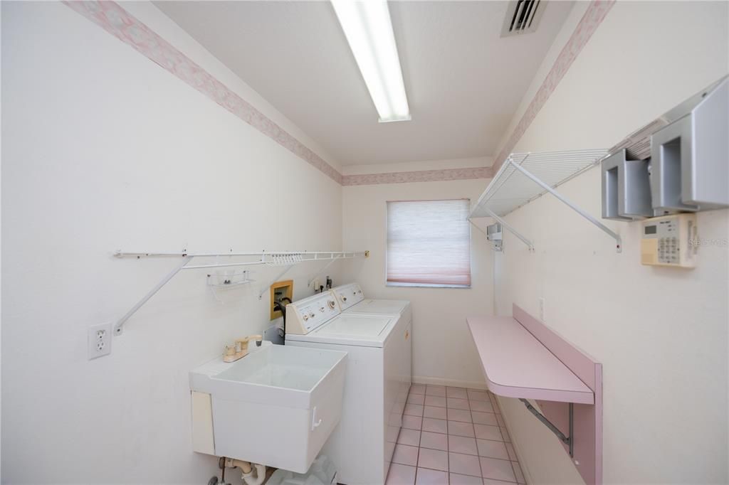 合同活跃: $349,900 (3 贝兹, 2 浴室, 2010 平方英尺)