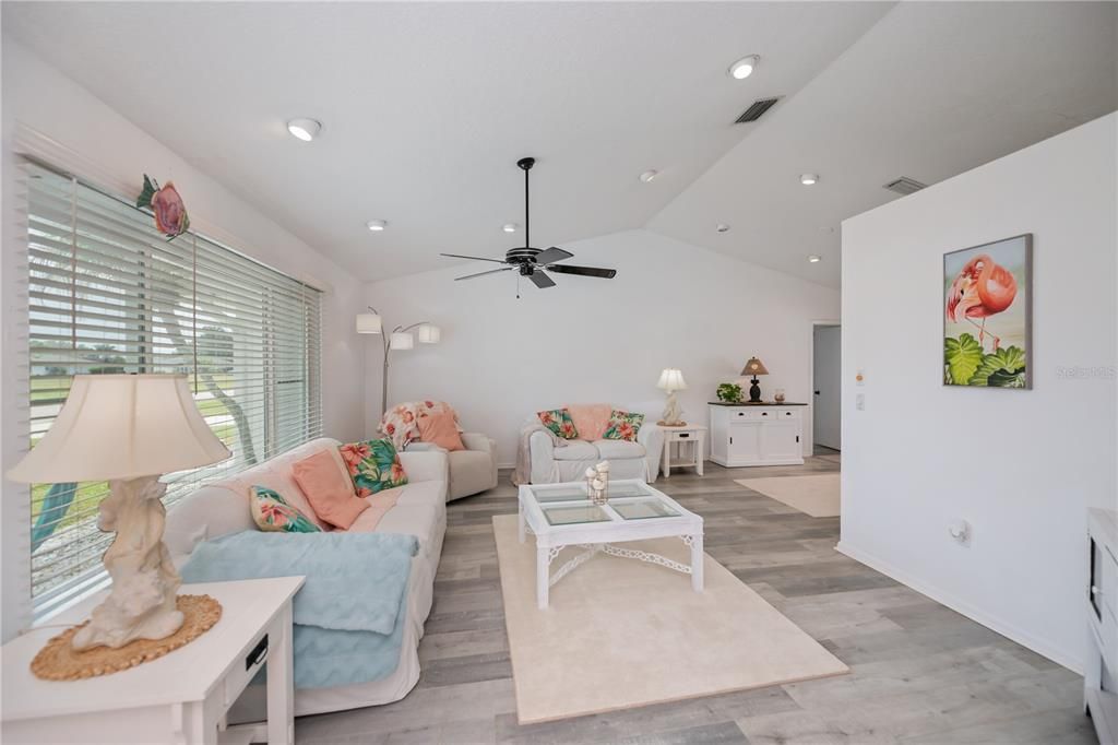 合同活跃: $349,900 (3 贝兹, 2 浴室, 2010 平方英尺)