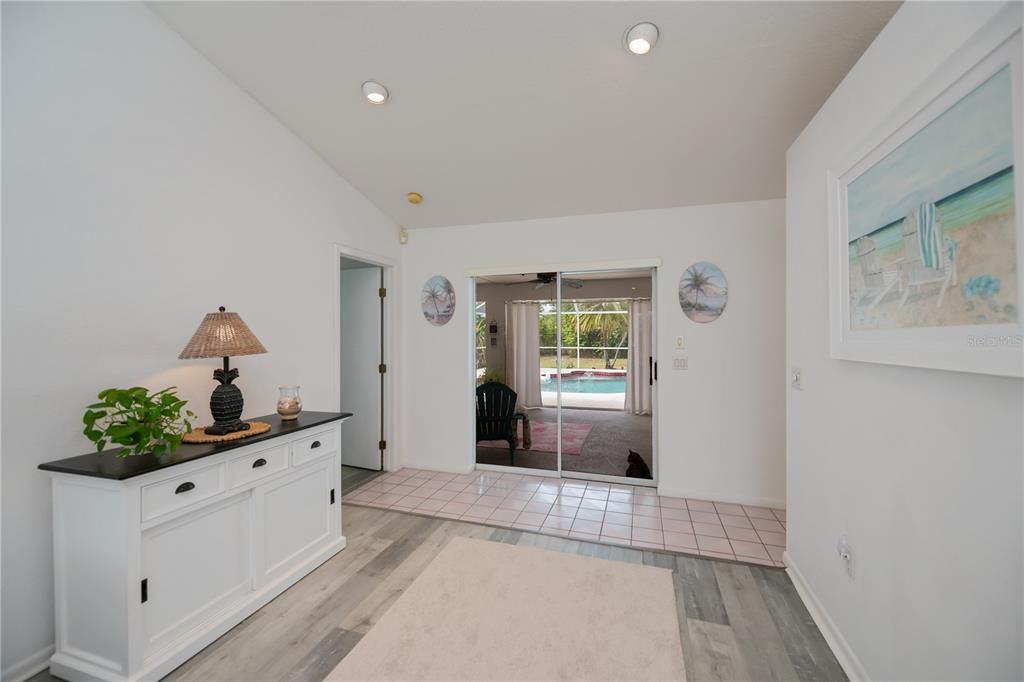 合同活跃: $349,900 (3 贝兹, 2 浴室, 2010 平方英尺)