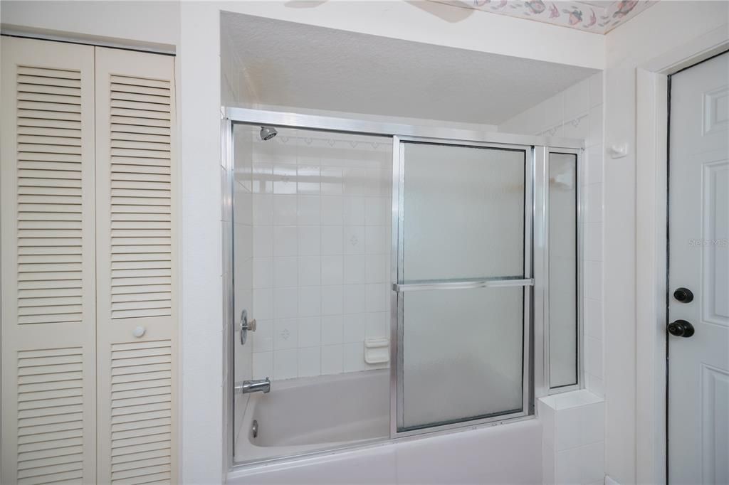 合同活跃: $349,900 (3 贝兹, 2 浴室, 2010 平方英尺)