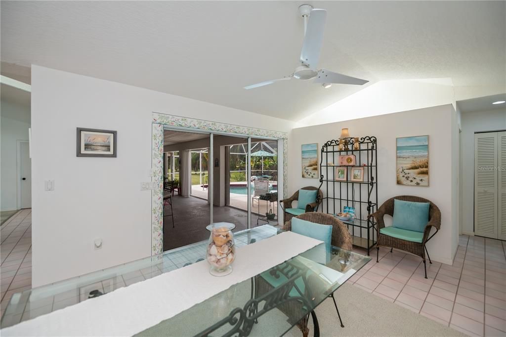 合同活跃: $349,900 (3 贝兹, 2 浴室, 2010 平方英尺)