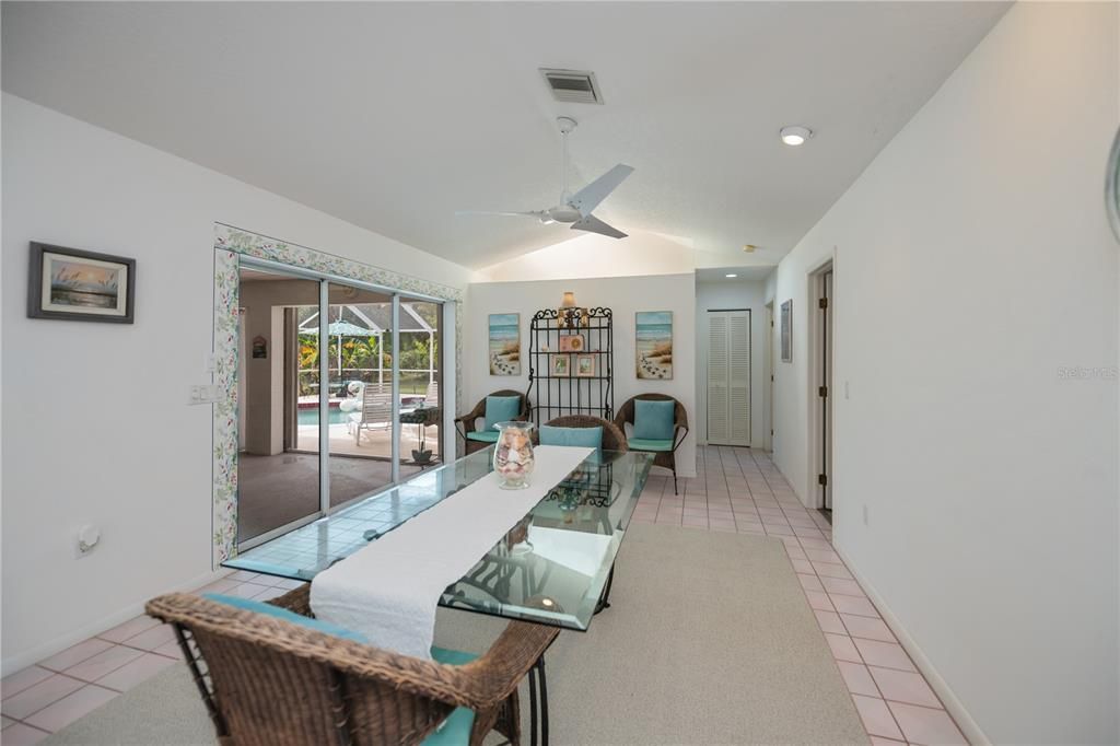 合同活跃: $349,900 (3 贝兹, 2 浴室, 2010 平方英尺)