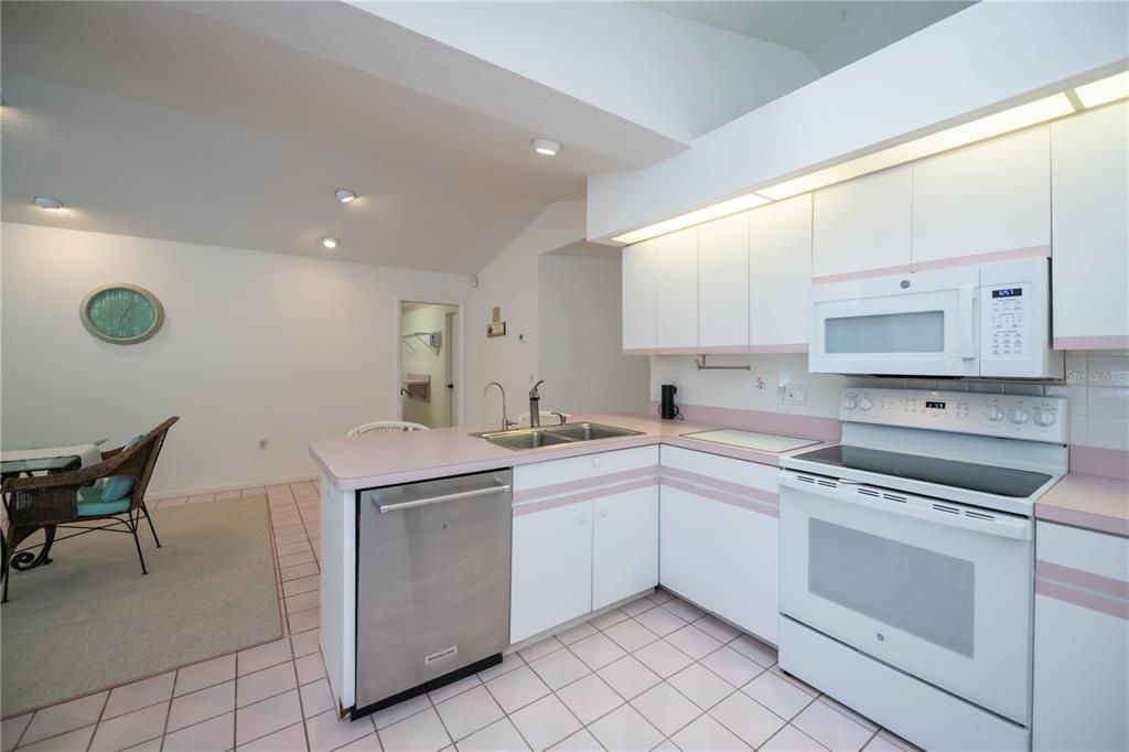 合同活跃: $349,900 (3 贝兹, 2 浴室, 2010 平方英尺)