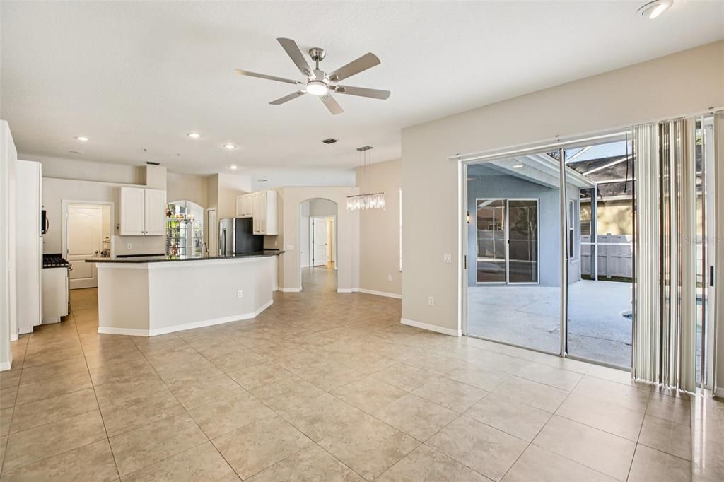 合同活跃: $525,000 (4 贝兹, 3 浴室, 2418 平方英尺)