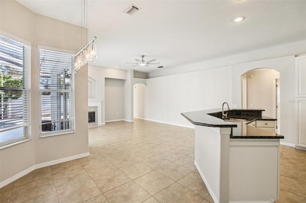 合同活跃: $525,000 (4 贝兹, 3 浴室, 2418 平方英尺)