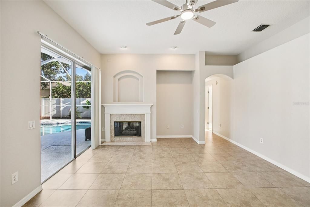 合同活跃: $525,000 (4 贝兹, 3 浴室, 2418 平方英尺)