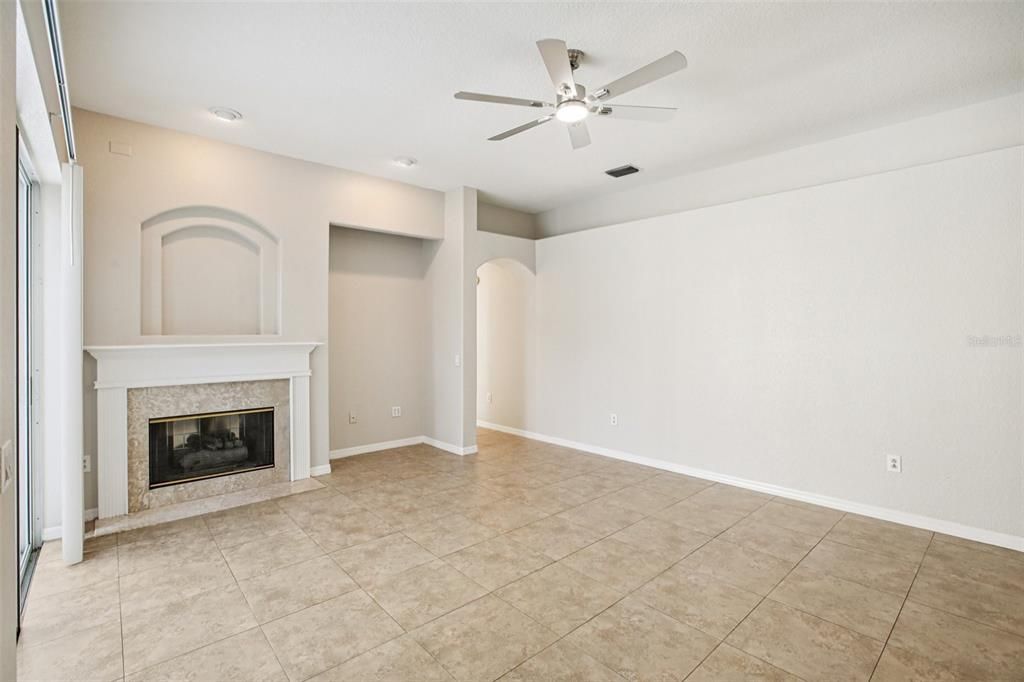 合同活跃: $525,000 (4 贝兹, 3 浴室, 2418 平方英尺)