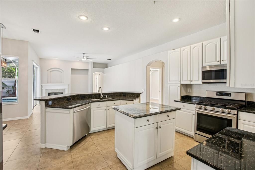 合同活跃: $525,000 (4 贝兹, 3 浴室, 2418 平方英尺)